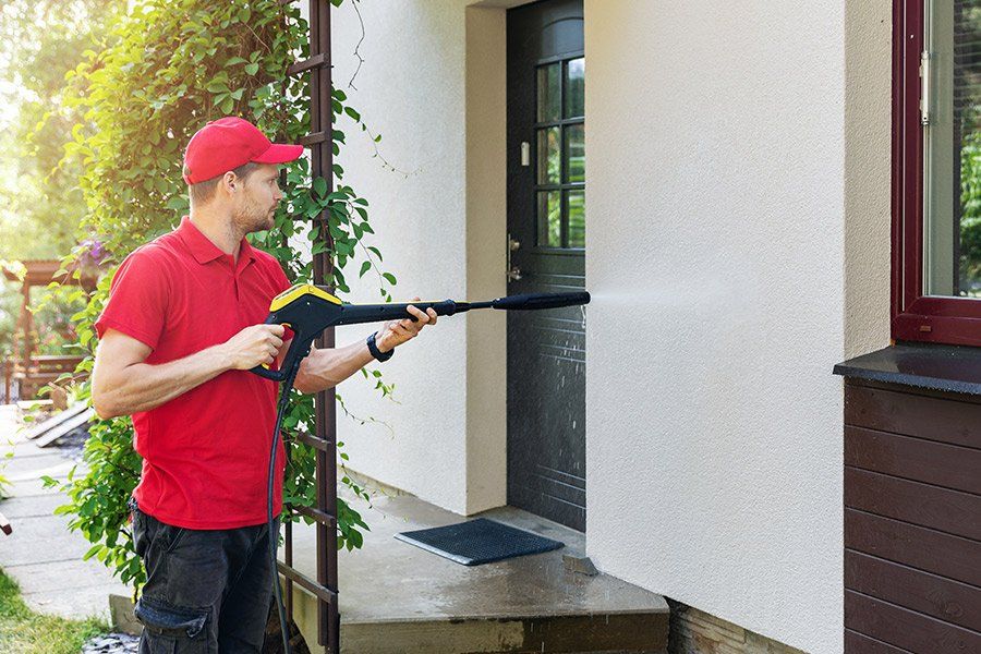 Un employé qui nettoie une façade