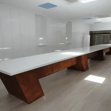 Hay una mesa larga en el medio de la habitación.