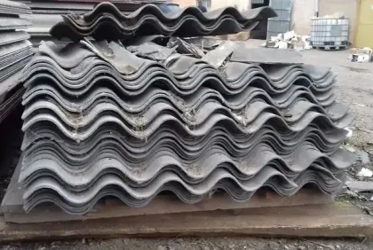 Una pila de tejas colocadas una encima de otra sobre una paleta de madera.