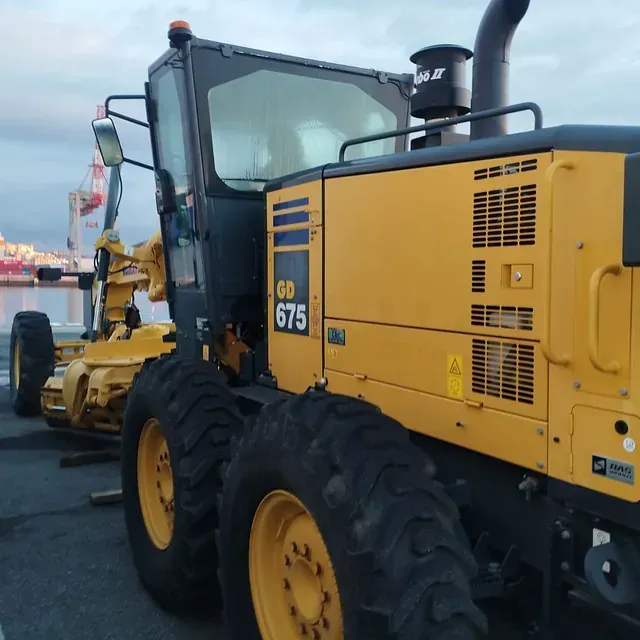 Un tractor amarillo con gd675 en el costado
