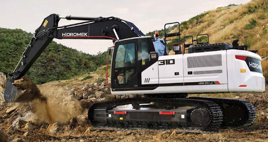 Una excavadora está siendo transportada en un camión de plataforma.