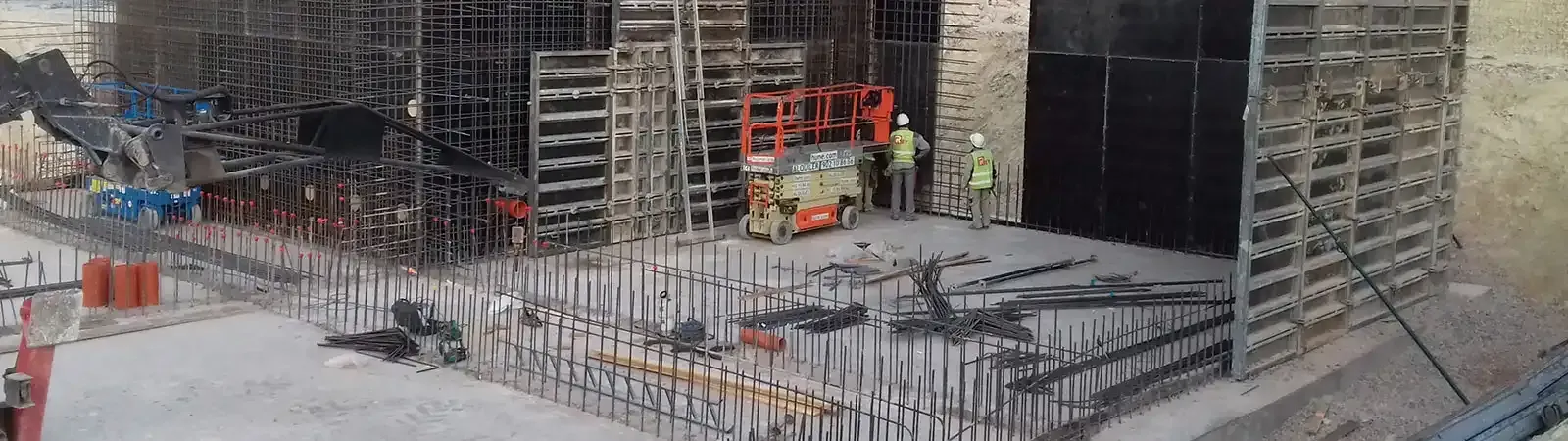 Una obra en construcción con muchos andamios y trabajadores.