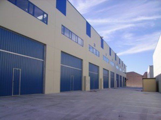 Un edificio con muchas puertas y ventanas azules