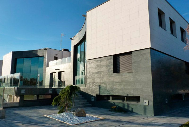 Un edificio grande con muchas ventanas y escaleras.