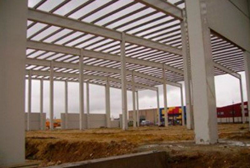 Un gran edificio en construcción con muchas columnas.