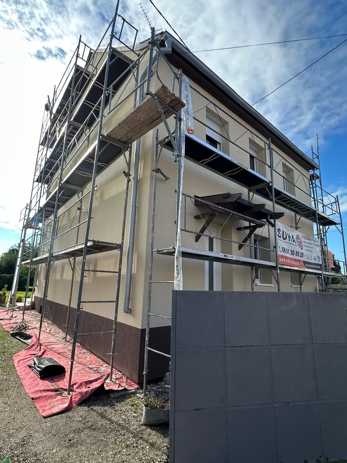 Gros plan sur un objectif d'appareil photo vintage posé sur un clavier, avec le texte superposé « Format d'image 16/9 vertical ».