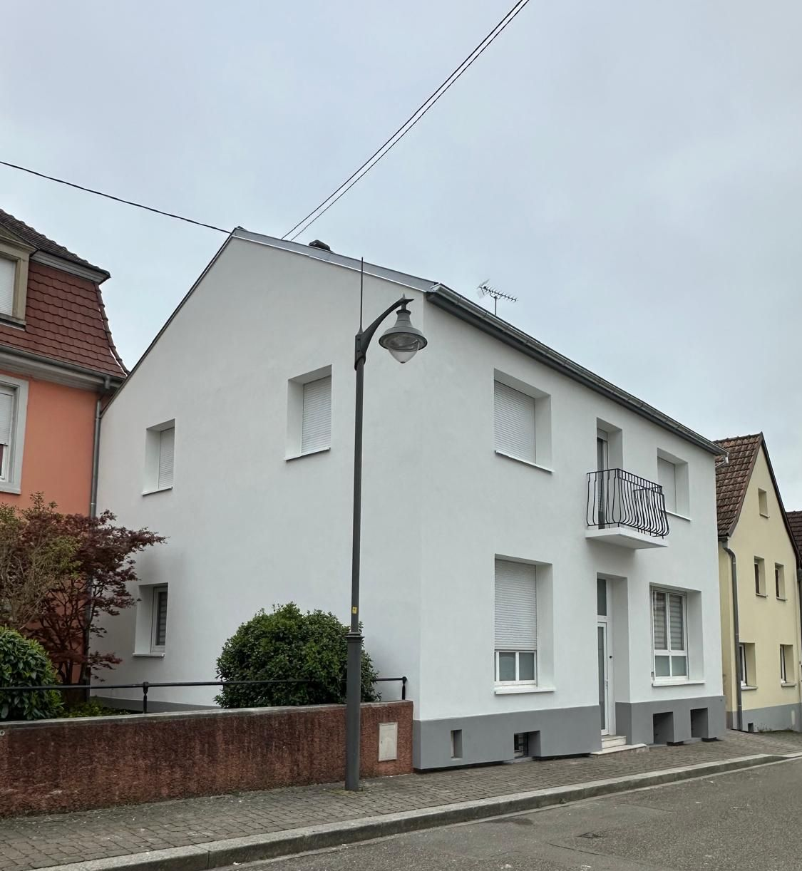 Appareil photo vintage noir et argent avec objectif frontal et flash monté sur le dessus, posé sur des touches de piano.