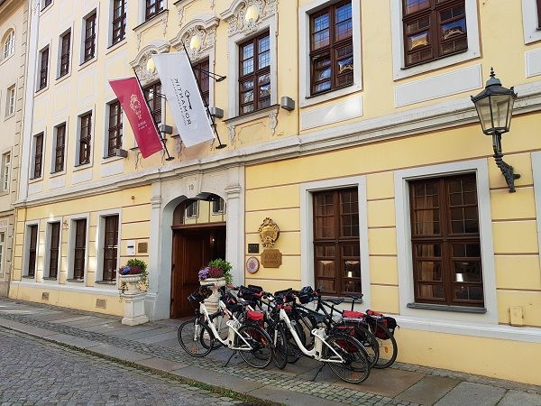 Fahrräder stehen vor dem Hotel, bereit zum Ausflug.