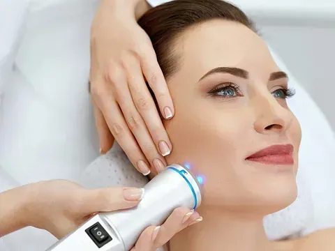 Una mujer está recibiendo un tratamiento facial en un salón de belleza.