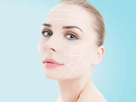 Un primer plano del rostro de una mujer con líneas dibujadas en él.