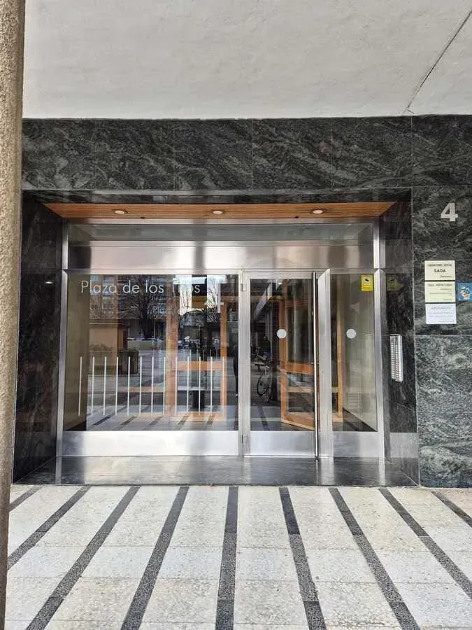 La entrada a un edificio con el número 4.