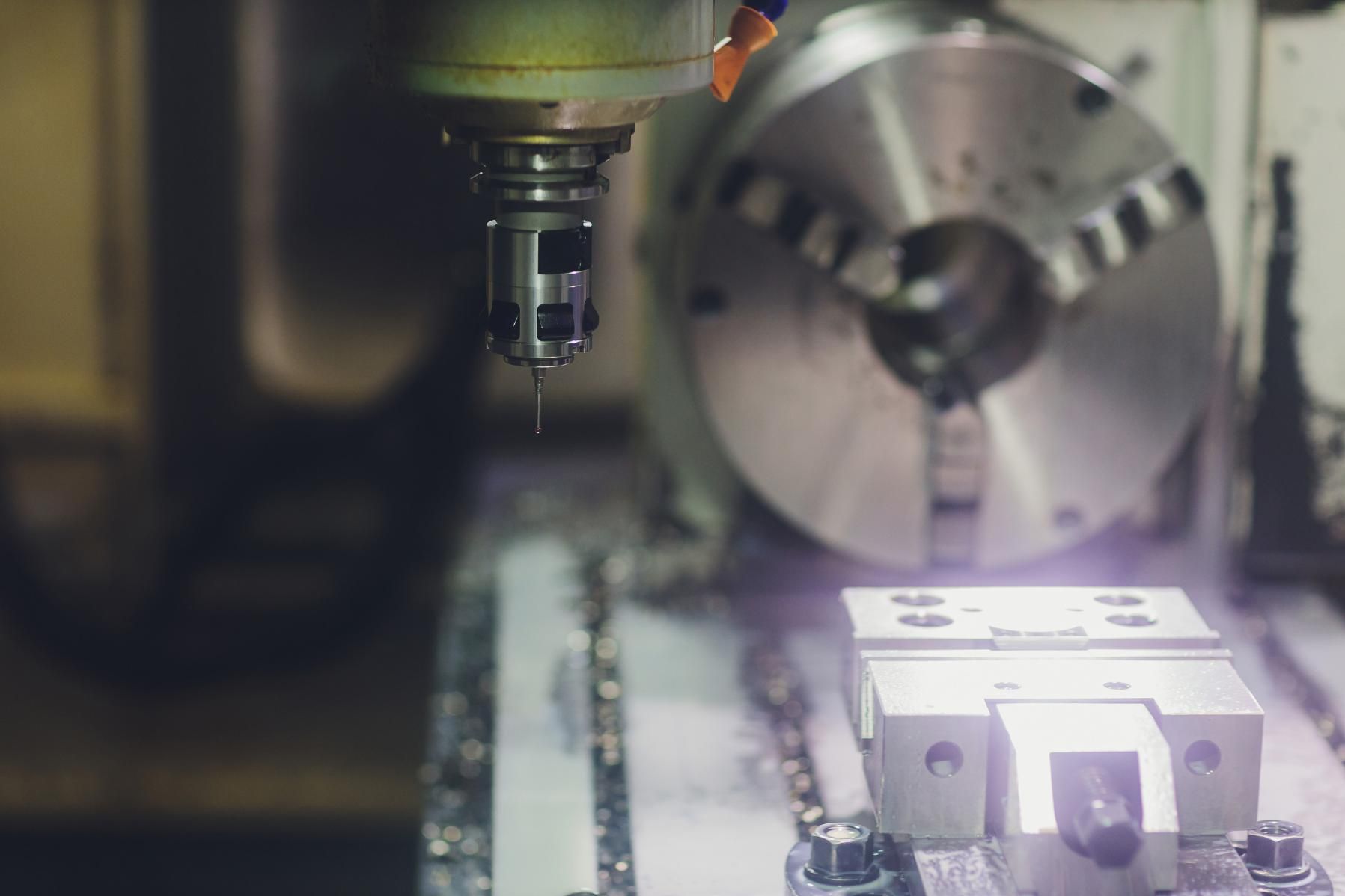 Máquina CNC cortando bloques de metal.