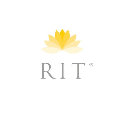 RIT-Logo mit einer gelben Blume über grauen Serifenbuchstaben auf weißem Hintergrund