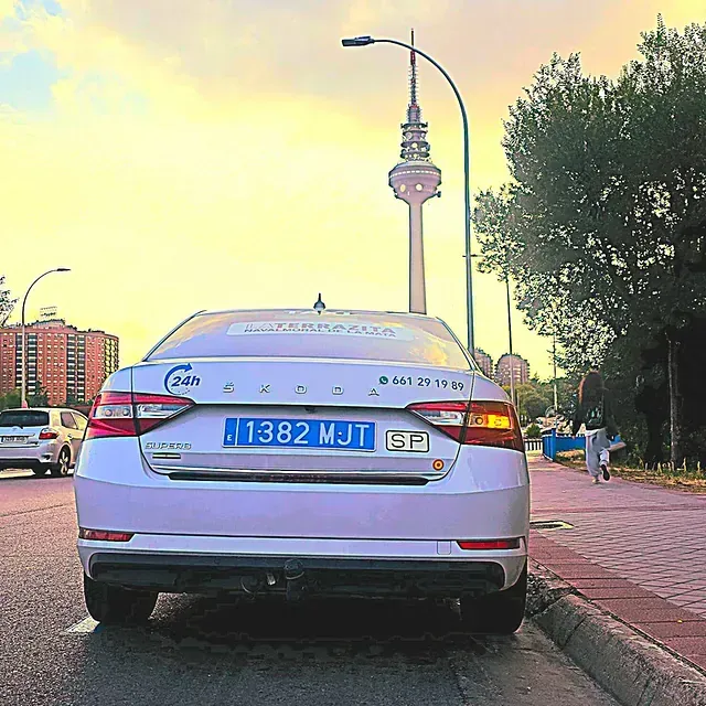 Un coche blanco con matrícula que dice 1382 mjt