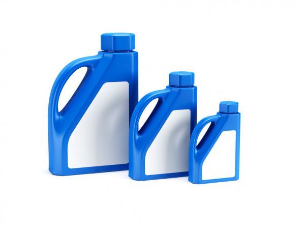 Tres botellas de plástico azules con etiquetas blancas sobre un fondo blanco.