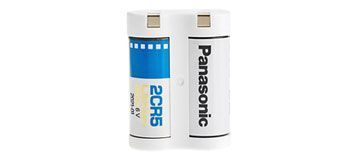 Dos baterías Panasonic están una al lado de la otra sobre una superficie blanca.