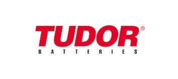 El logotipo de las baterías Tudor es rojo y blanco sobre un fondo blanco.