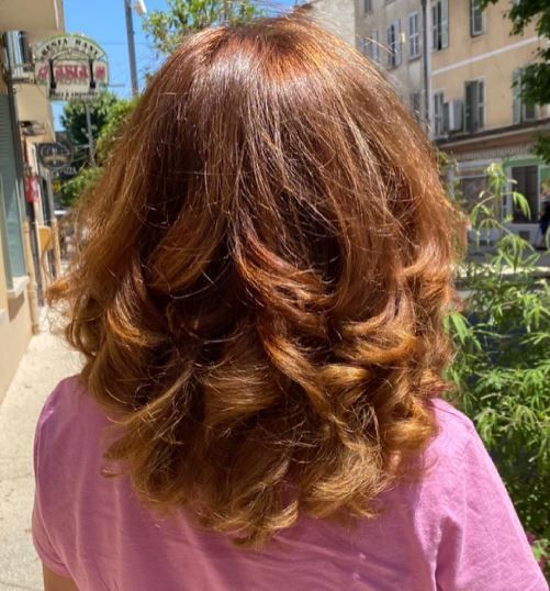 Cheveux coiffés avec des boucles