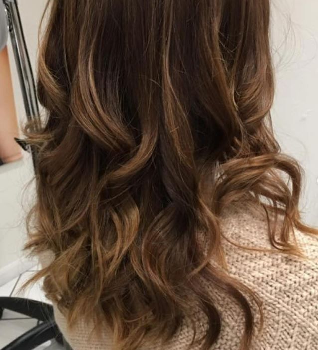 Cheveux avec mèches et boucles
