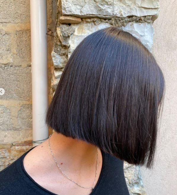 Cheveux bruns coupés au carré