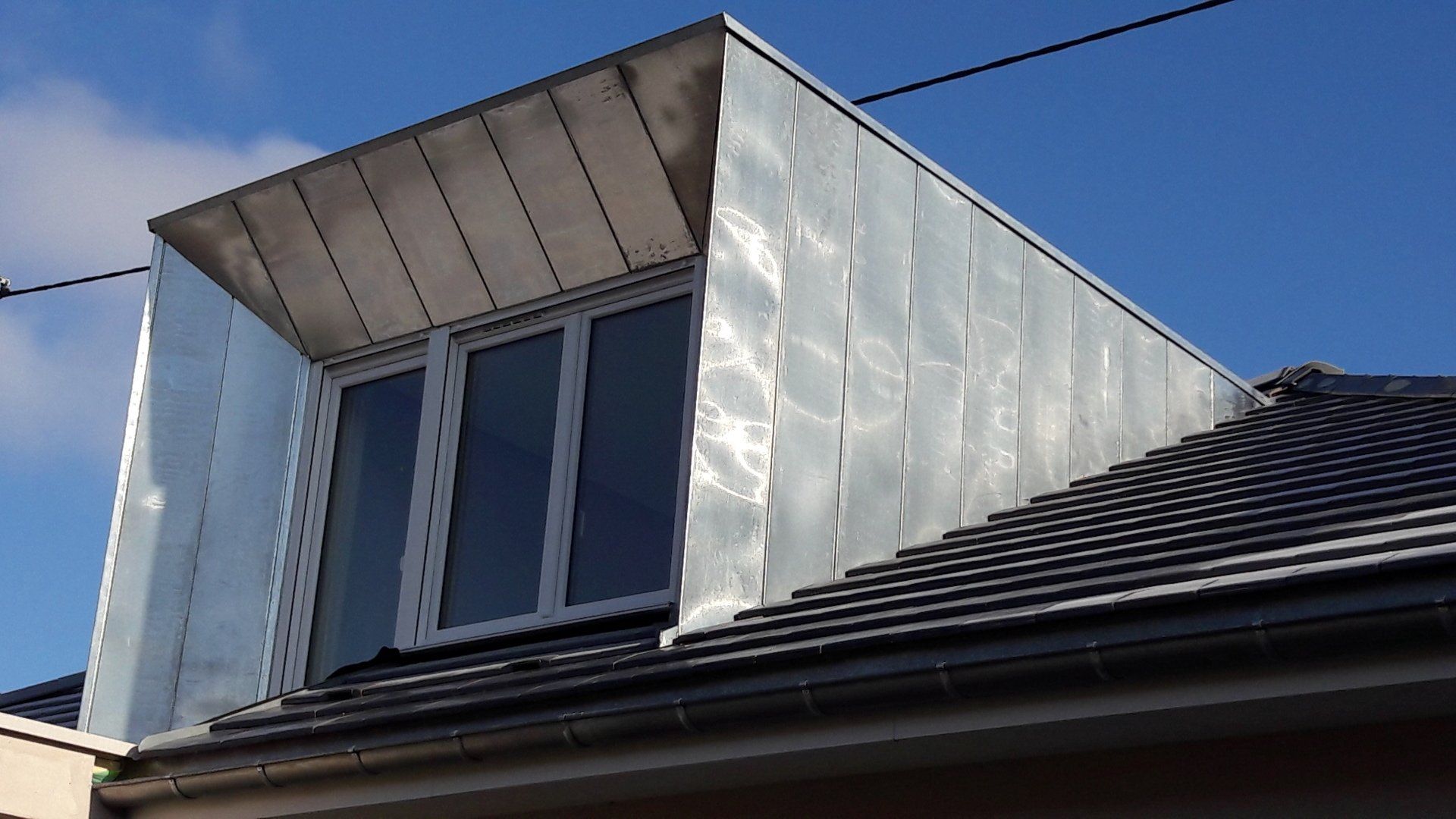 Rénovation de toiture avec fenêtre