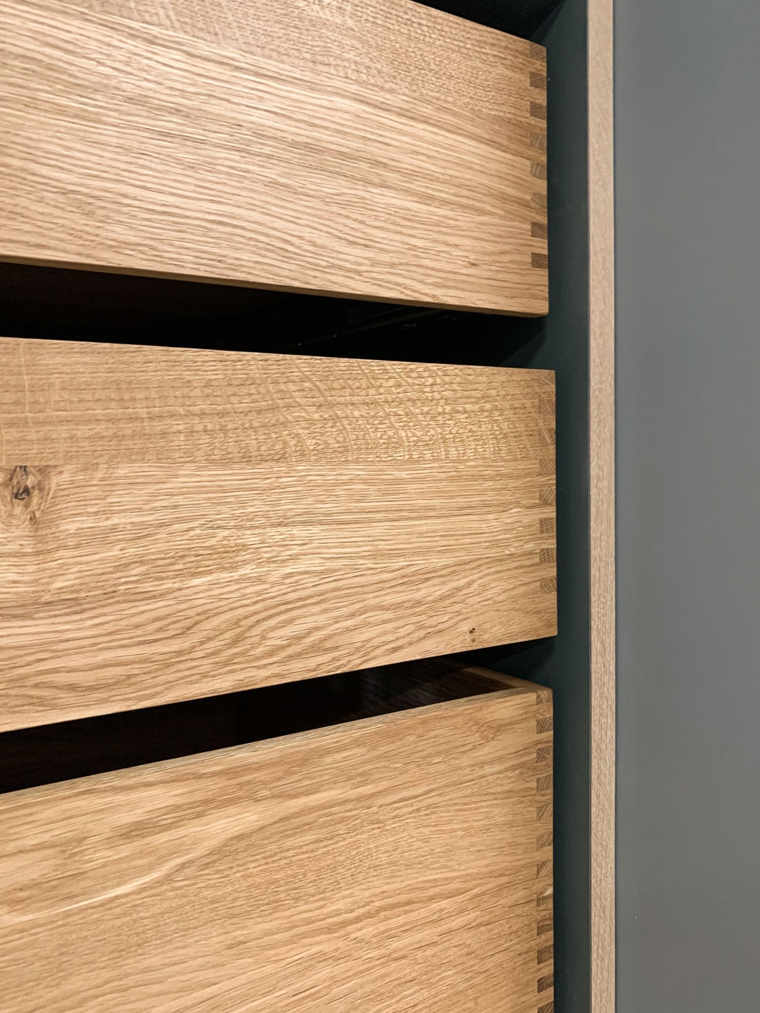 Hochwertige Möbelfront aus Holz mit handwerklicher Verarbeitung von Schreinerei Tritschler