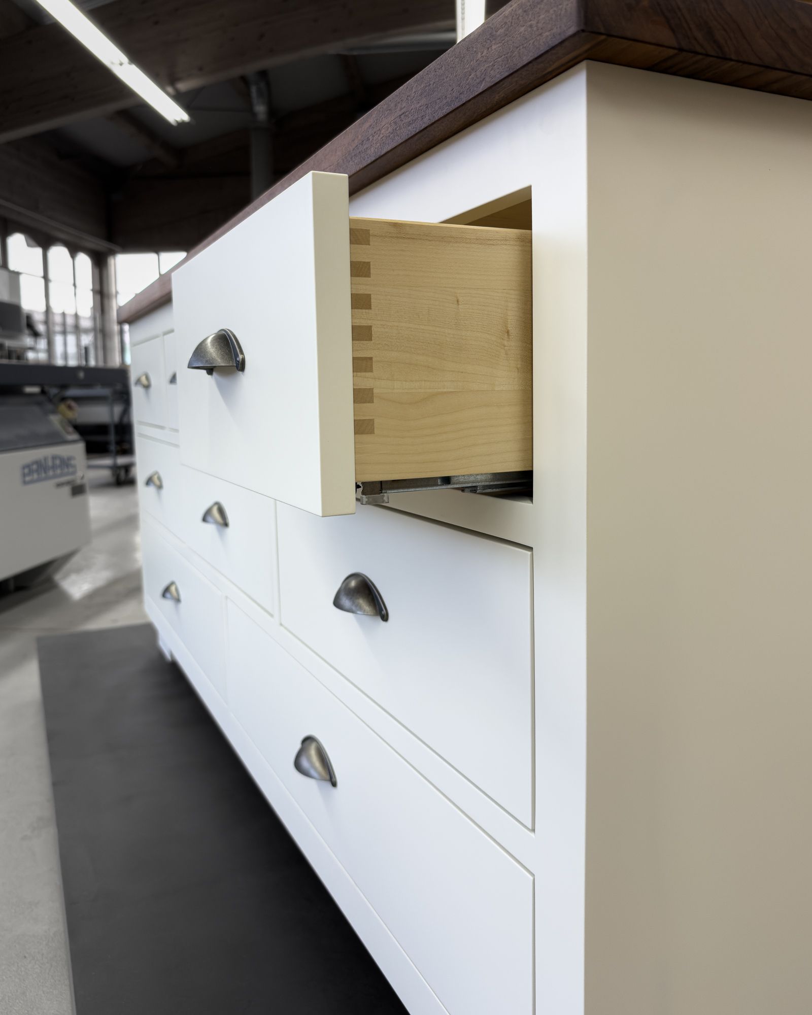 Maßgefertigte Kommode aus Holz von Schreinerei Tritschler für stilvolle Wohnkonzepte