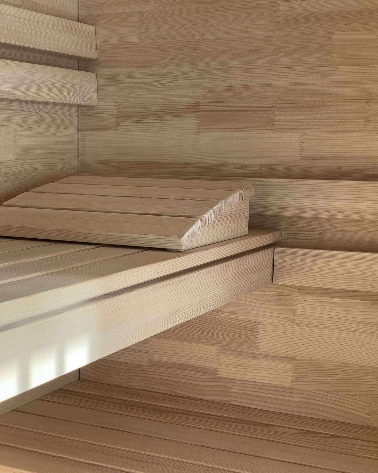 Hochwertige Saunaliege aus Holz gefertigt von Schreinerei Tritschler für private Wellnessbereiche