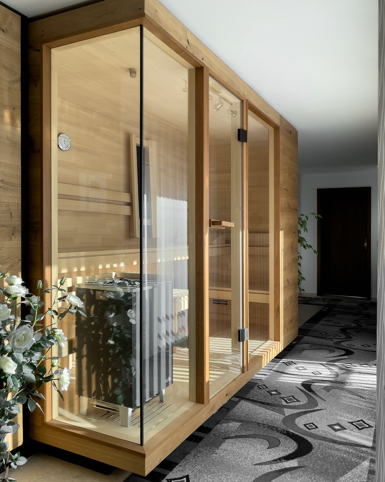 Individuelle Sauna nach Maß von Schreinerei Tritschler mit Glasfront und modernem Design