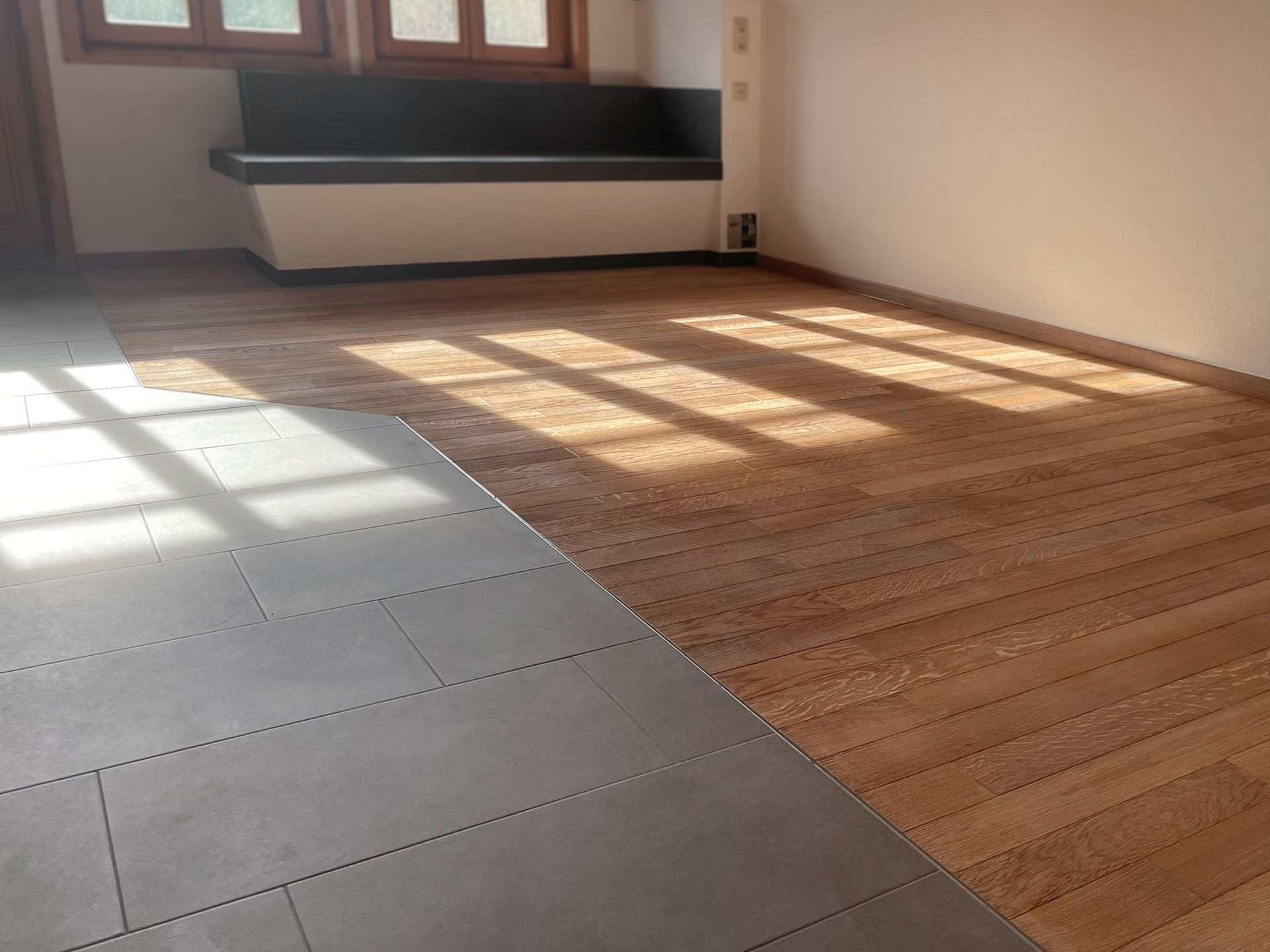 Fachgerecht verlegter Parkettboden von Schreinerei Tritschler mit natürlicher Holzoptik