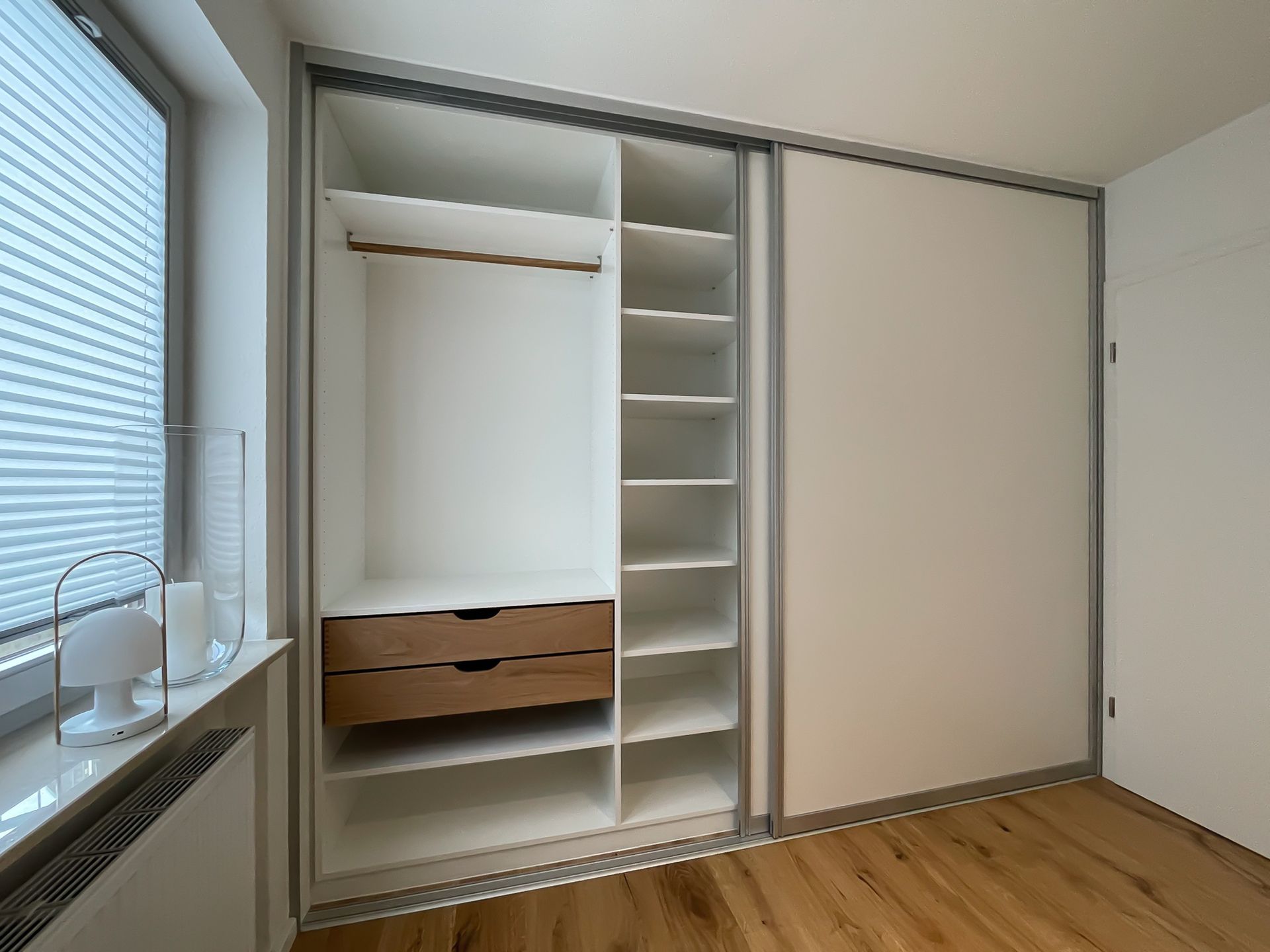 Maßgefertigter Einbauschrank mit Schiebetüren von Schreinerei Tritschler für mehr Stauraum