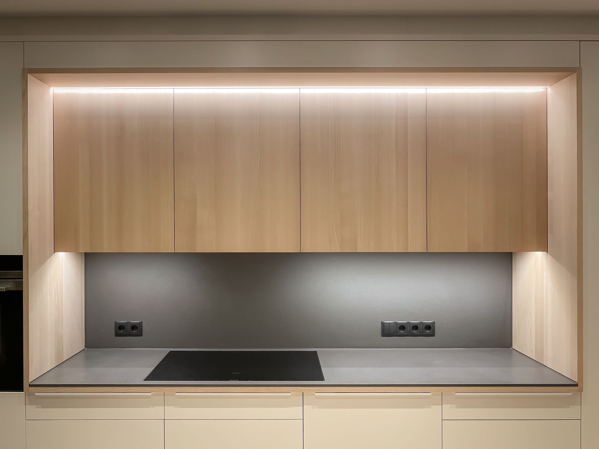 Küchenrückwand und Oberschränke nach Maß von Schreinerei Tritschler im modernen Design
