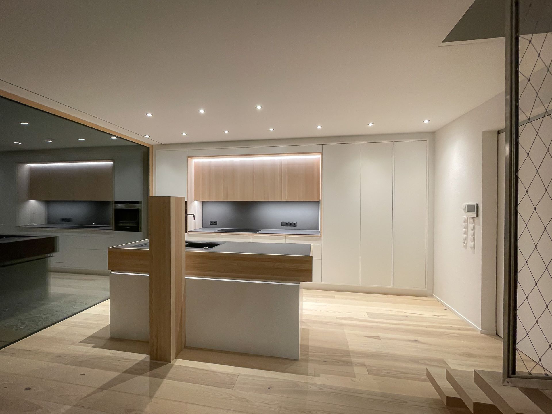 Moderne Wohnküche nach Maß von Schreinerei Tritschler mit hochwertigem Innenausbau