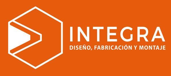 Logotipo naranja con un hex&aacute;gono blanco que contiene una flecha que apunta hacia la derecha, con el texto "INTEGRA DISE&Ntilde;O, FABRICACI&Oacute;N".