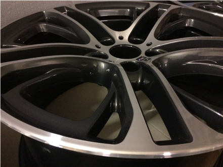 Graue und silberne Leichtmetallfelge mit mehreren Speichen.