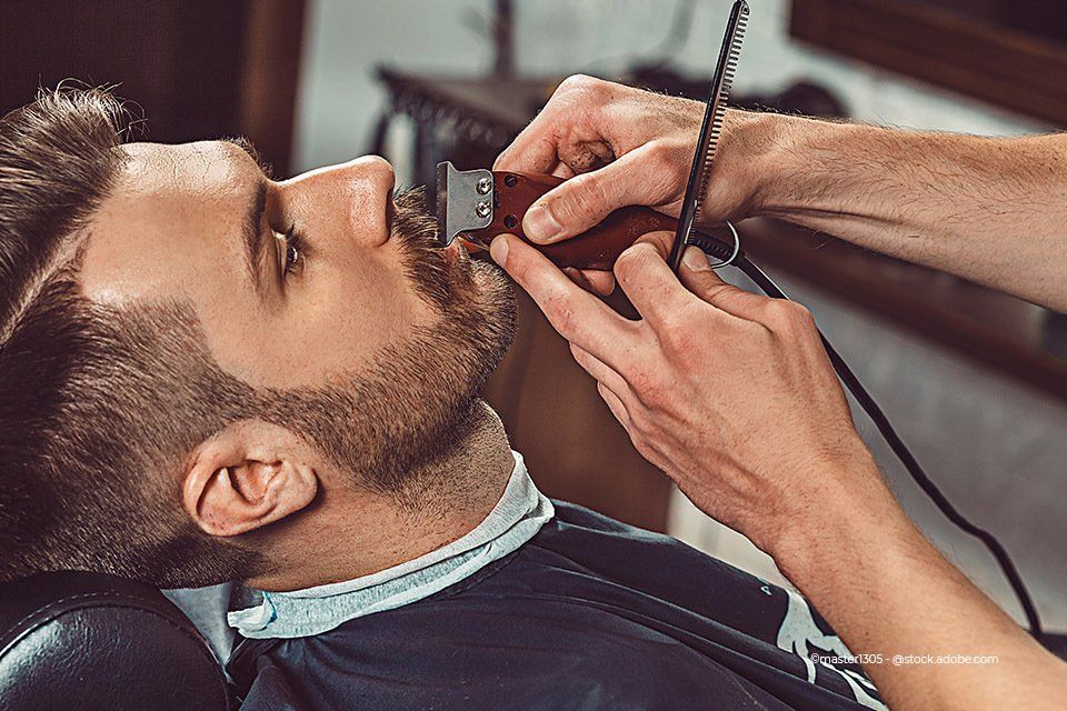 Mitarbeiter von DaviDal Hair Design schneidet Bart eines Kunden