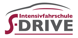 Logo der Intensivfahrschule S-DRIVE, mit einer Autokontur und Schriftzug in Burgunderrot und Grau.
