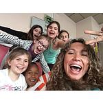 Un groupe de personnes souriantes