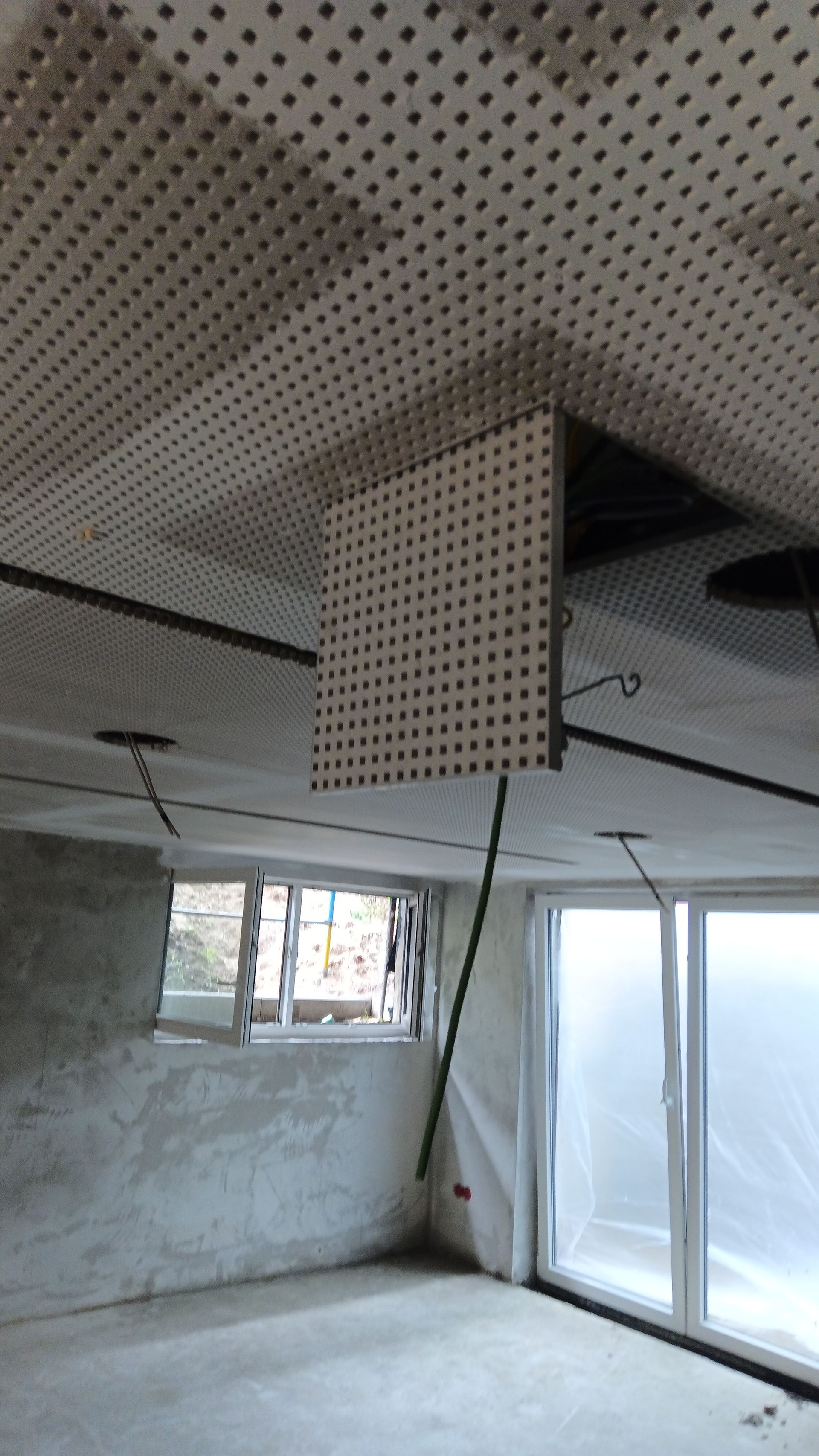Montage einer Lochplattendecke (bessere Akustik) mit Revisionsklappe mit Lochplatteneinlage