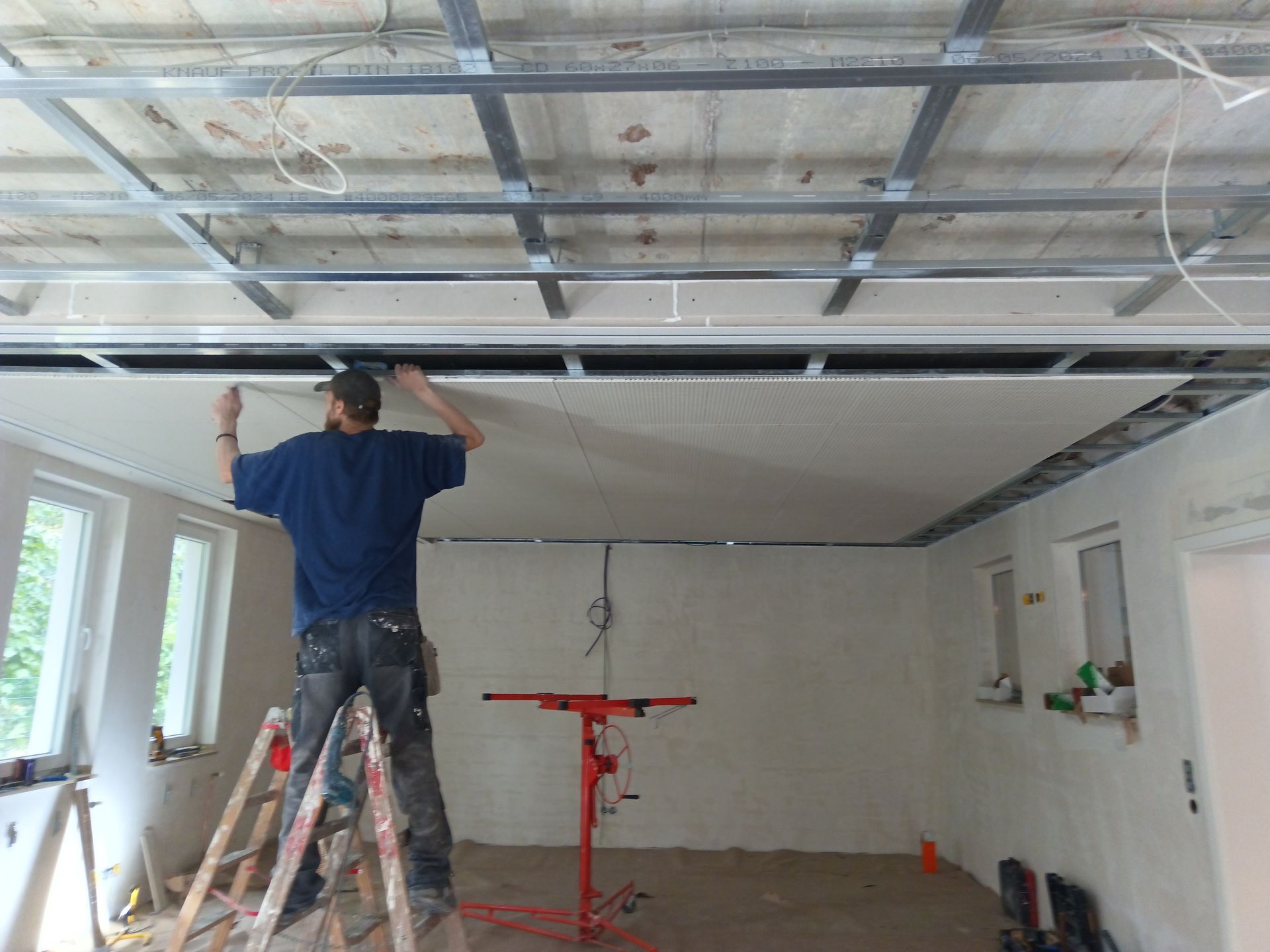 Montage einer Lochplattendecke (bessere Akustik) mit Revisionsklappe mit Lochplatteneinlage