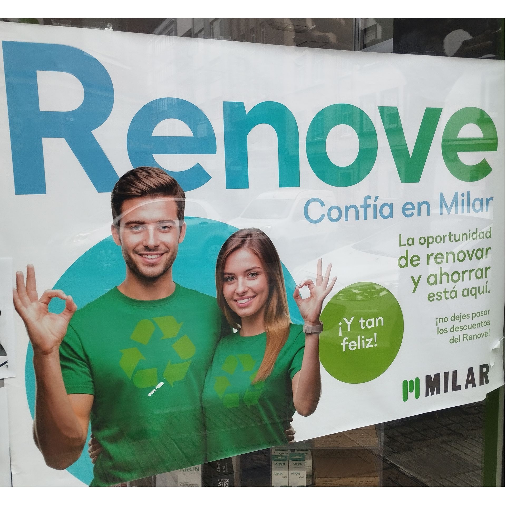 Un hombre y una mujer están en un cartel que dice renove
