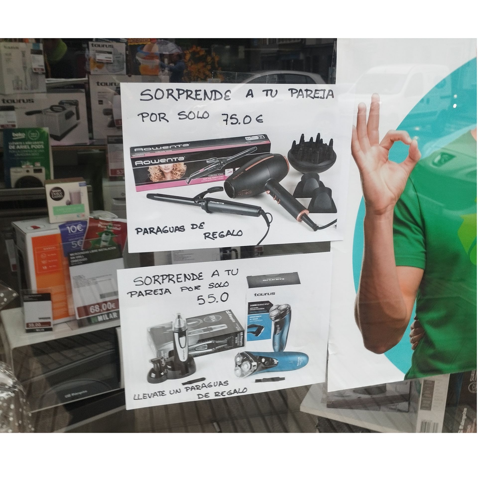 Un hombre con una camisa verde sostiene un cartel que dice 