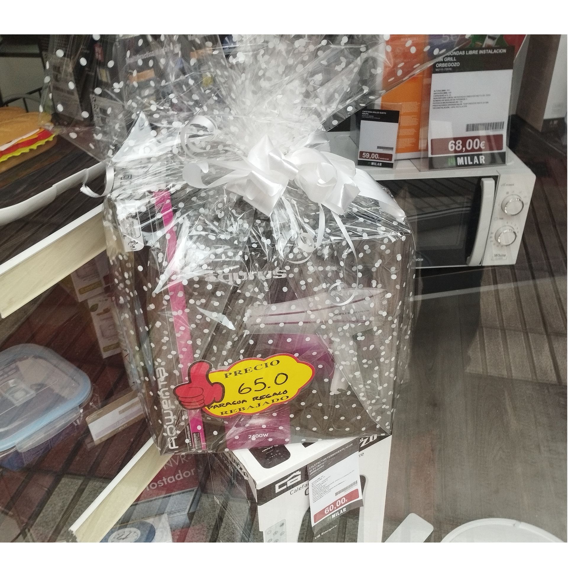 Una caja con un cartel que dice eso