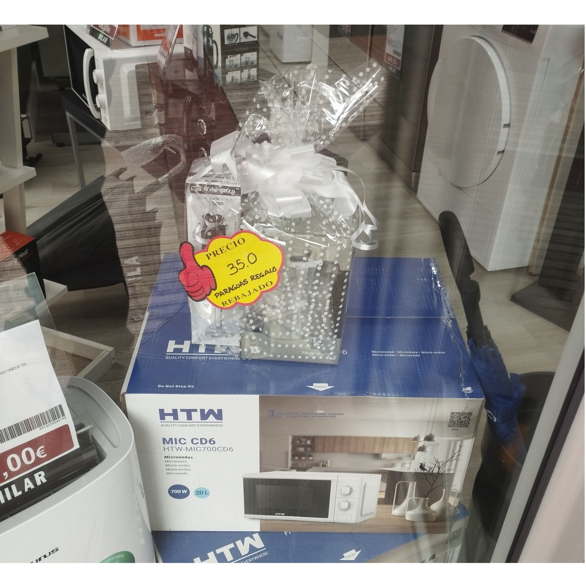 Un microondas está encima de una caja que dice htw