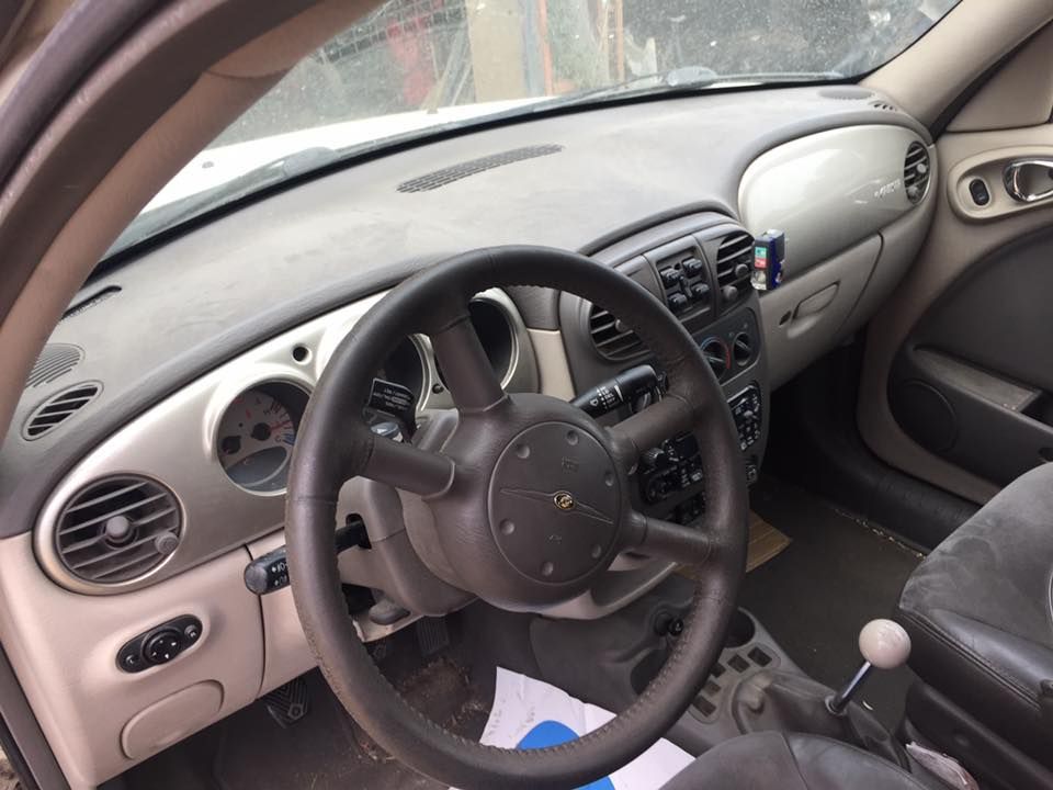 Interior del coche con volante, salpicadero y asientos delanteros, visto desde el lado del conductor.
