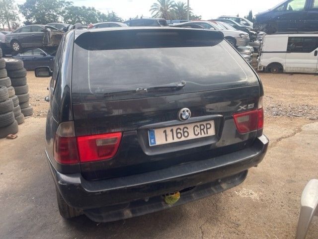 Toyota SUV negro estacionado en un terreno polvoriento, vista trasera con matrícula 1166 CRP.