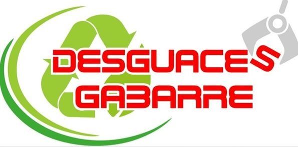Logotipo de Desguaces Gabarre con texto rojo sobre una flecha circular verde y un gráfico de engranaje.