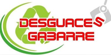 Logotipo de Desguaces Gabarre con texto rojo sobre una flecha circular verde y un gr&aacute;fico de engranaje.