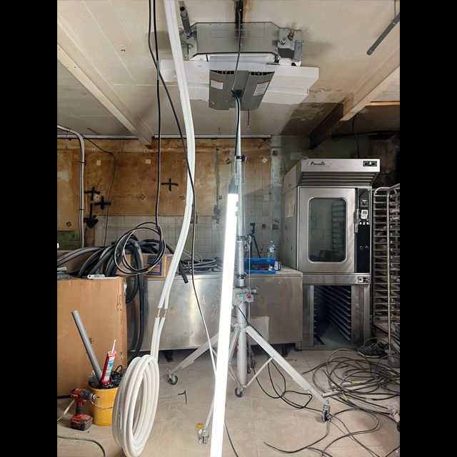 Installation d'une climatisation sur un chantier de rénovation d'une cuisine professionnelle en Vendée.