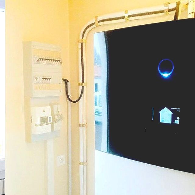 Installation d'une chaudière à l'intérieur d'une maison à côté du tableau électrique